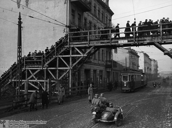 Brücke am Kirchenplatz, die zwei Teile des Ghettos von Lodz miteinander verbindet (1940/41)